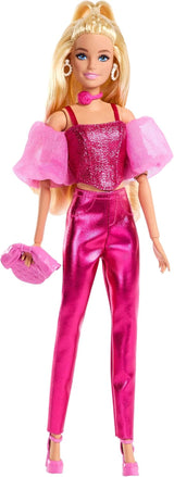 Bambola Barbie Deluxe Style #5 con abito biondo rosa metallizzato, corpetto scintillante e pantaloni scintillanti, con accessori tra cui una collana rosa e una borsetta, JFP40