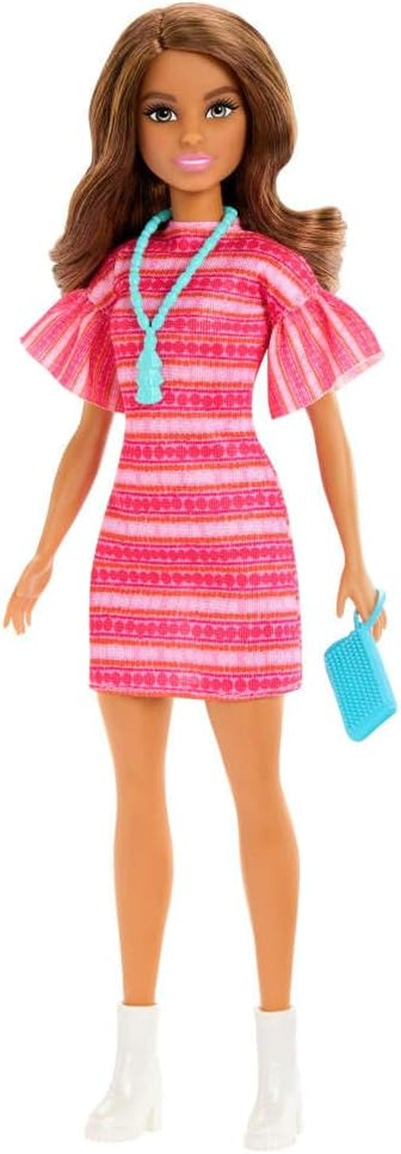 Barbie e Teresa Rezept für Freundschaft Teresa-Modepuppe mit unverkennbarem Outfit zum An- und Ausziehen, mit Accessires Included einer Necklace, JCT02