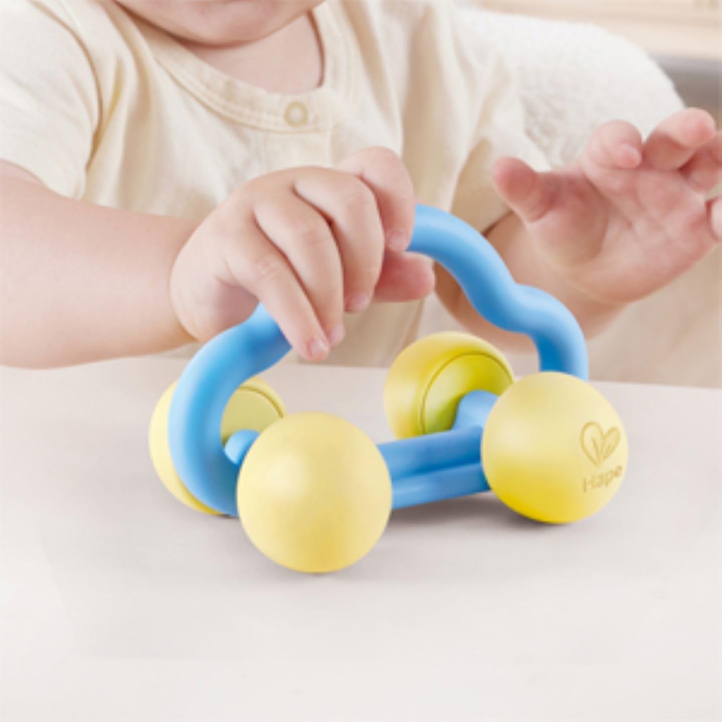 Hape Macchinina con Rotolo e Sonaglio, Giocattolo per Bambini Bebe Naty Shop Toys