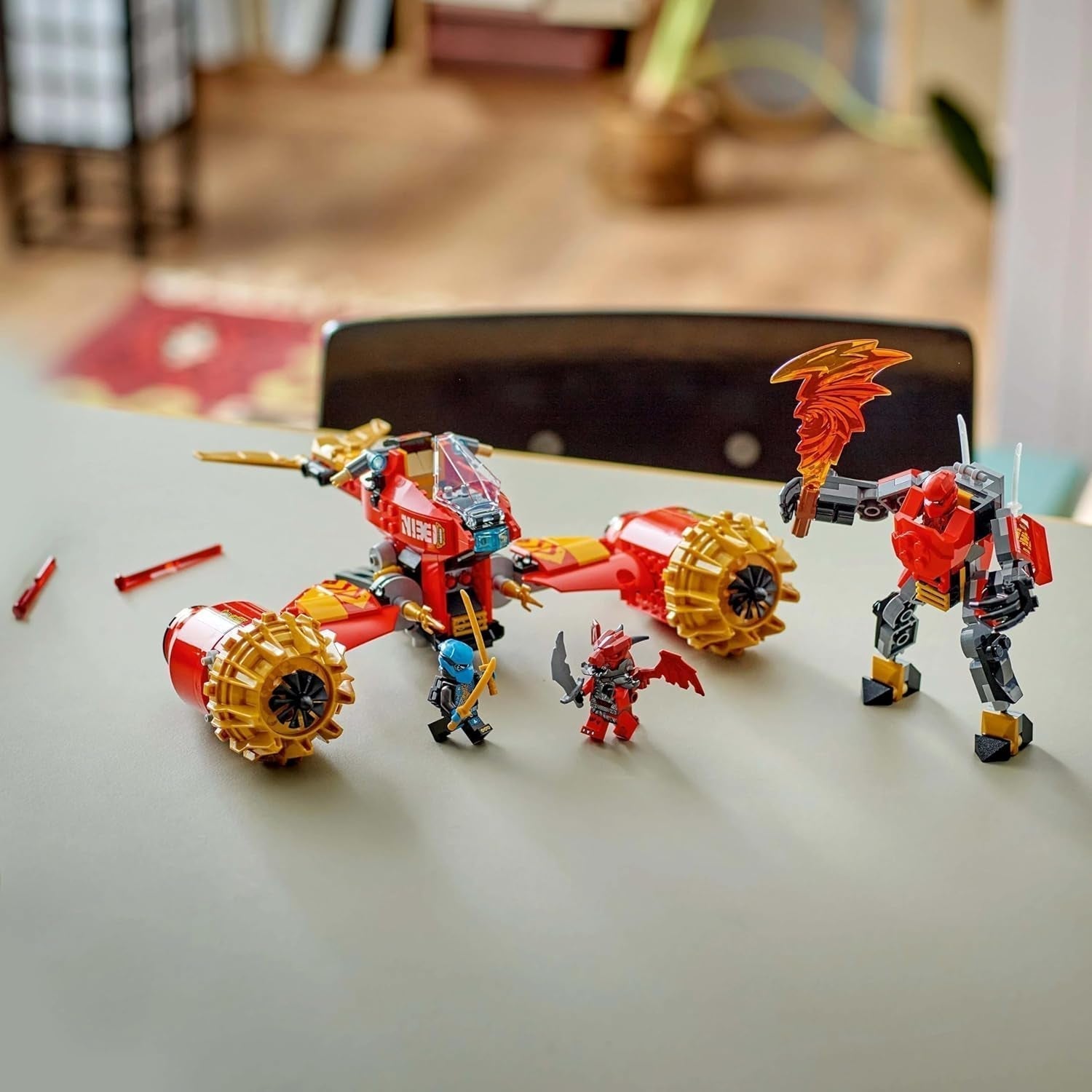 Mech Storm Rider di LEGO NINJAGO Kai - Moto giocattolo volante con 3 minifigure - Mech con testa, braccia e gambe mobili - Giocattolo da costruire - Regalo per ragazzi e ragazze dai 7 anni in su 71830 Set da costruzione Besuche den LEGO-Store