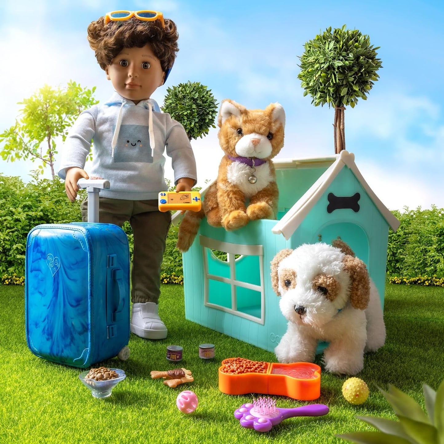 Our Generation - Milo - Bambola ragazzo da 46 cm - Occhi castani realistici e capelli castani ricci - Valigia con ruote e accessori da viaggio - Gioco di finzione - Giocattolo dai 3 anni in su