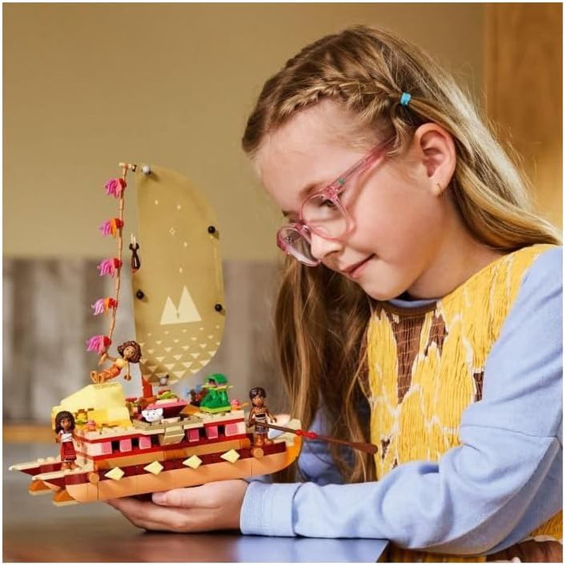 LEGO® Disney Moana 2: La zattera delle avventure di Moana - Barca giocattolo con vele, ponte rimovibile, falò e 3 mini-doll tra cui Loto e Moni - Regalo per ragazze 6+ e fan - 43270 Set di costruzione Beuche den LEGO-Store