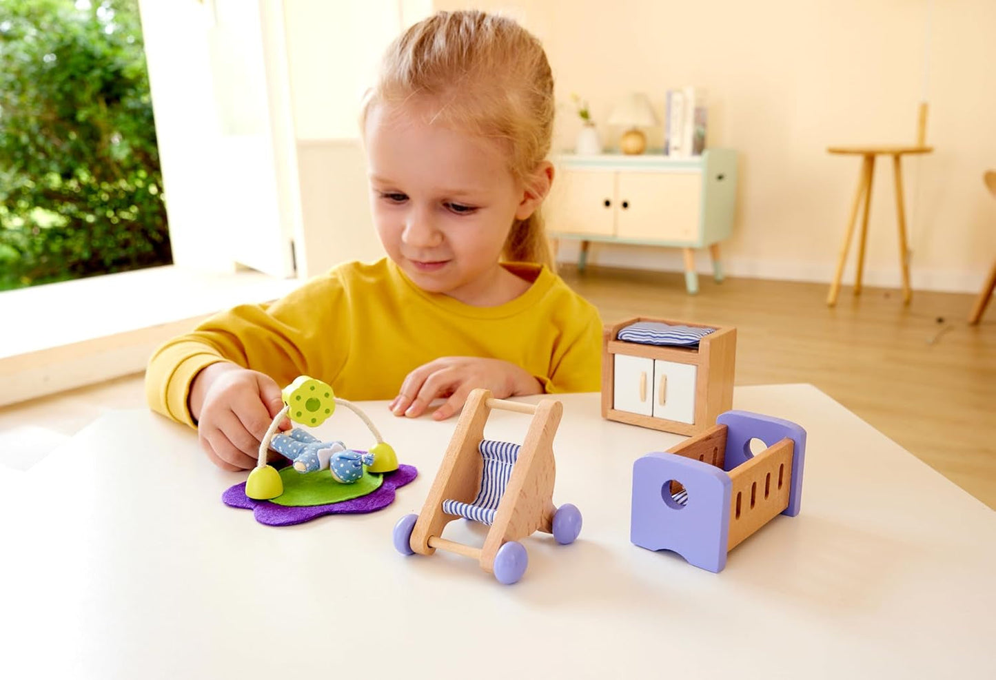 Hape Cameretta per Bambole - Set per Cameretta per Bambole in Legno, Mobili per Bambole, Accessori per Casa delle Bambole per Bambini, Cameretta per Bambini in Miniatura con Altalena e Accessori, Gioco di Ruolo di 3 Anni