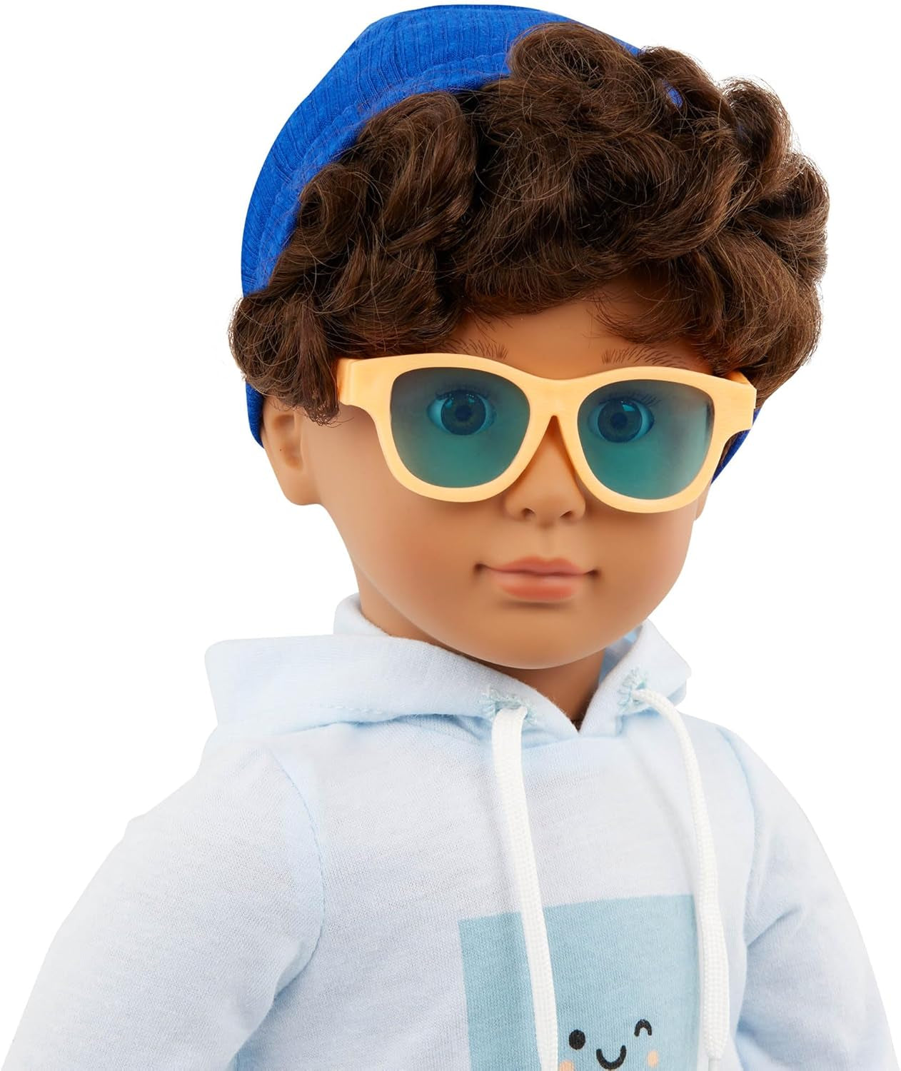 Our Generation - Milo - Bambola ragazzo da 46 cm - Occhi castani realistici e capelli castani ricci - Valigia con ruote e accessori da viaggio - Gioco di finzione - Giocattolo dai 3 anni in su