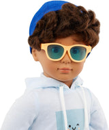 Our Generation - Milo - Bambola ragazzo da 46 cm - Occhi castani realistici e capelli castani ricci - Valigia con ruote e accessori da viaggio - Gioco di finzione - Giocattolo dai 3 anni in su