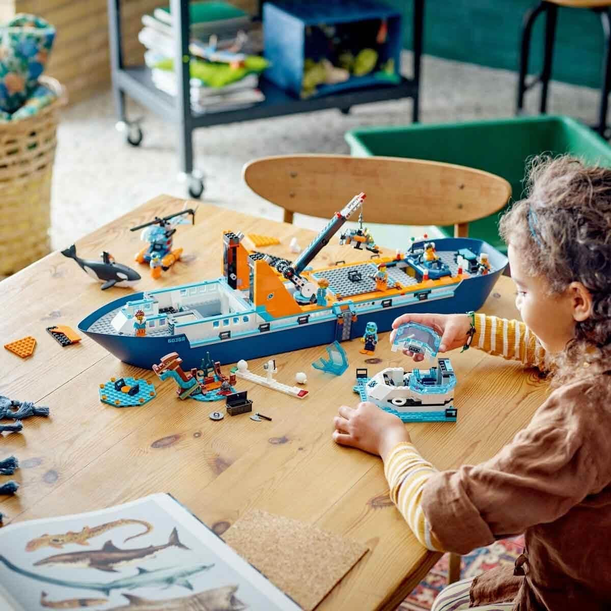 LEGO City Nave da ricerca artica, grande barca giocattolo galleggiante con elicottero, gommone, sottomarino Rov, relitto vichingo, 7 minifigure e figura dell'orca, regalo per bambini dai 7 anni in su 60368 Set da costruzione Besuche den LEGO-Store