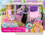 Barbie Chelsea e Pony, bambola e pony - Cavalca durante il gioco per sederti al sicuro sul cavallo, sella rosa e bastoncini, include casco e grazioso vestito scozzese, dai 3 anni in su, HTK29 Bambole Naty Shop
