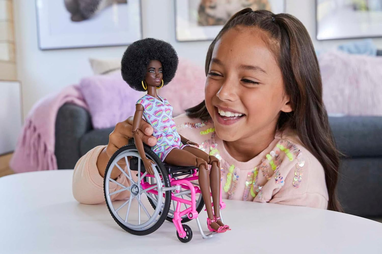 Barbie Fashionistas Capelli neri Tuta colorata Rampa per sedia a rotelle Bambola per sedia a rotelle inclusa Giocattolo regalo per bambini Età 3+ HJT14