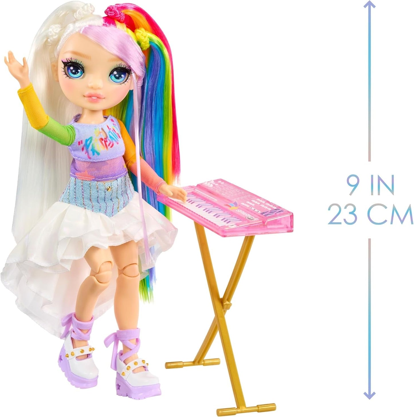 Rainbow High Junior High Rock Band - Amaya, Rainbow Colors - Bambola alla moda da 23 cm con tastiera, personalizzabile con adesivi, articolata, simpatico giocattolo per bambini dai 4 anni in su