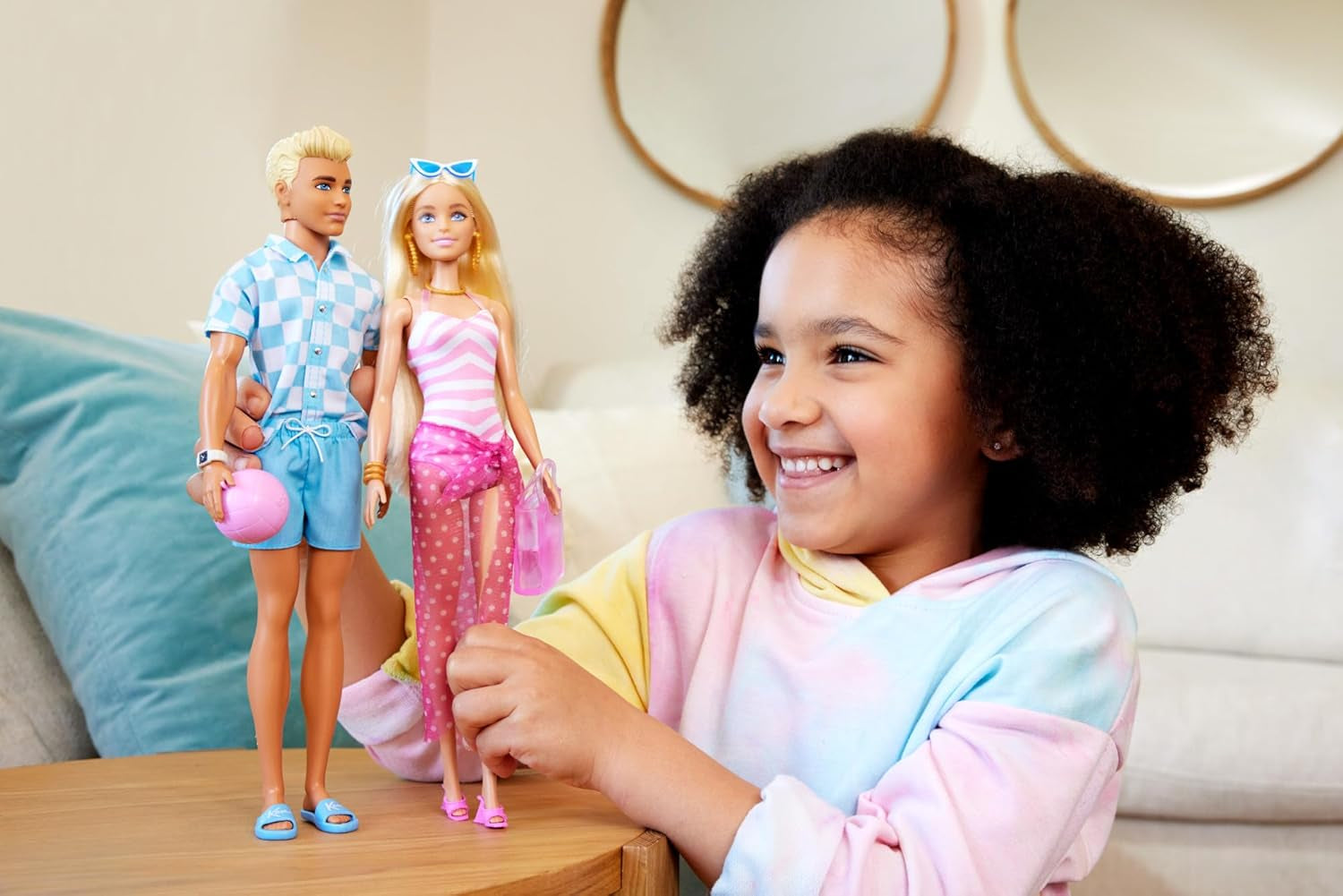 Barbie Ken - Bambola bionda con camicia blu e grembiule da bagno, accessori da spiaggia e pallone da spiaggia per gioco creativo, dai 3 anni in su, HPL74