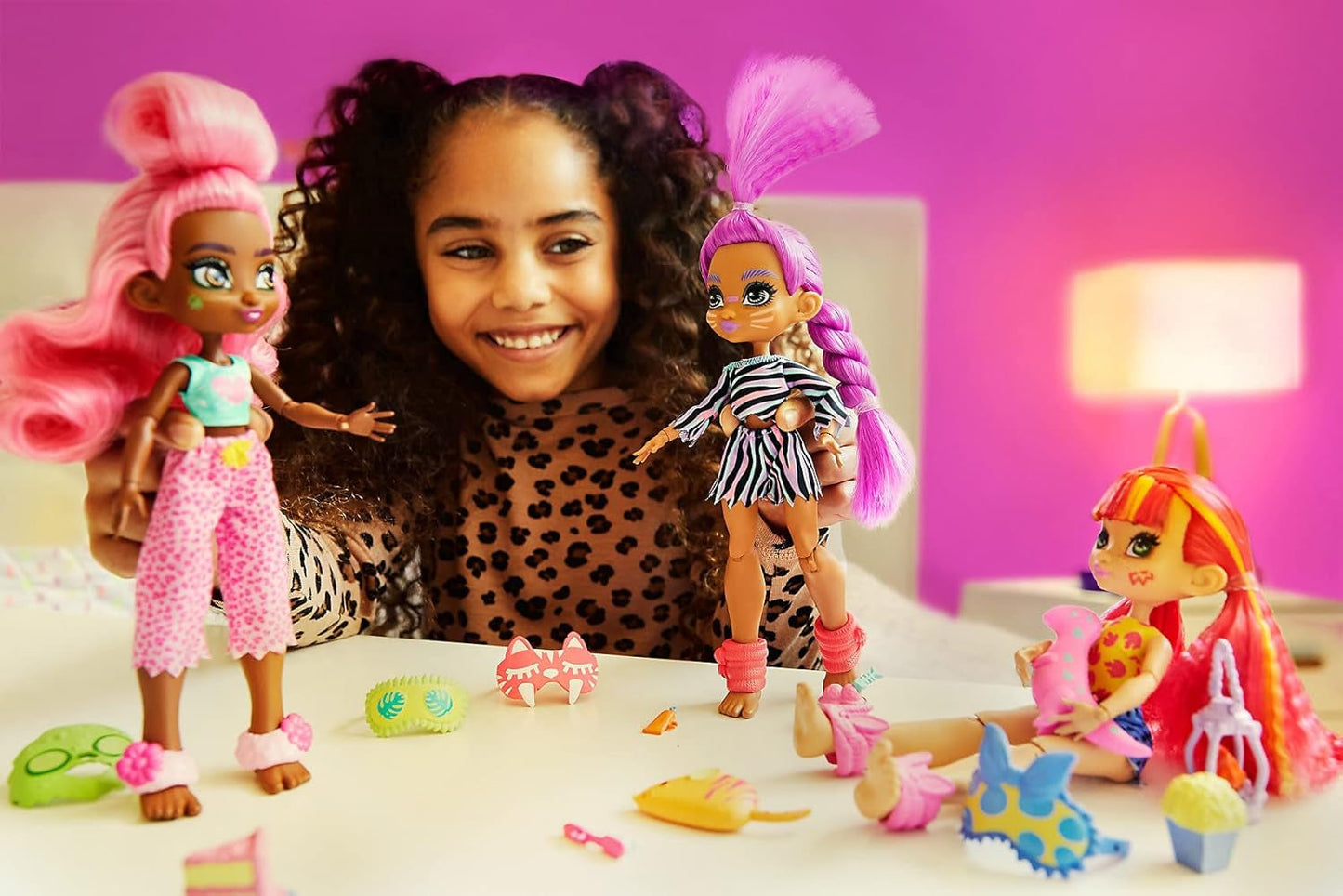 Cave Club GTH02 - Roaralai Pyjama Party Fun Doll, bambola articolata con capelli viola e accessori, regalo per bambini dai 4 anni in su, multicolore
