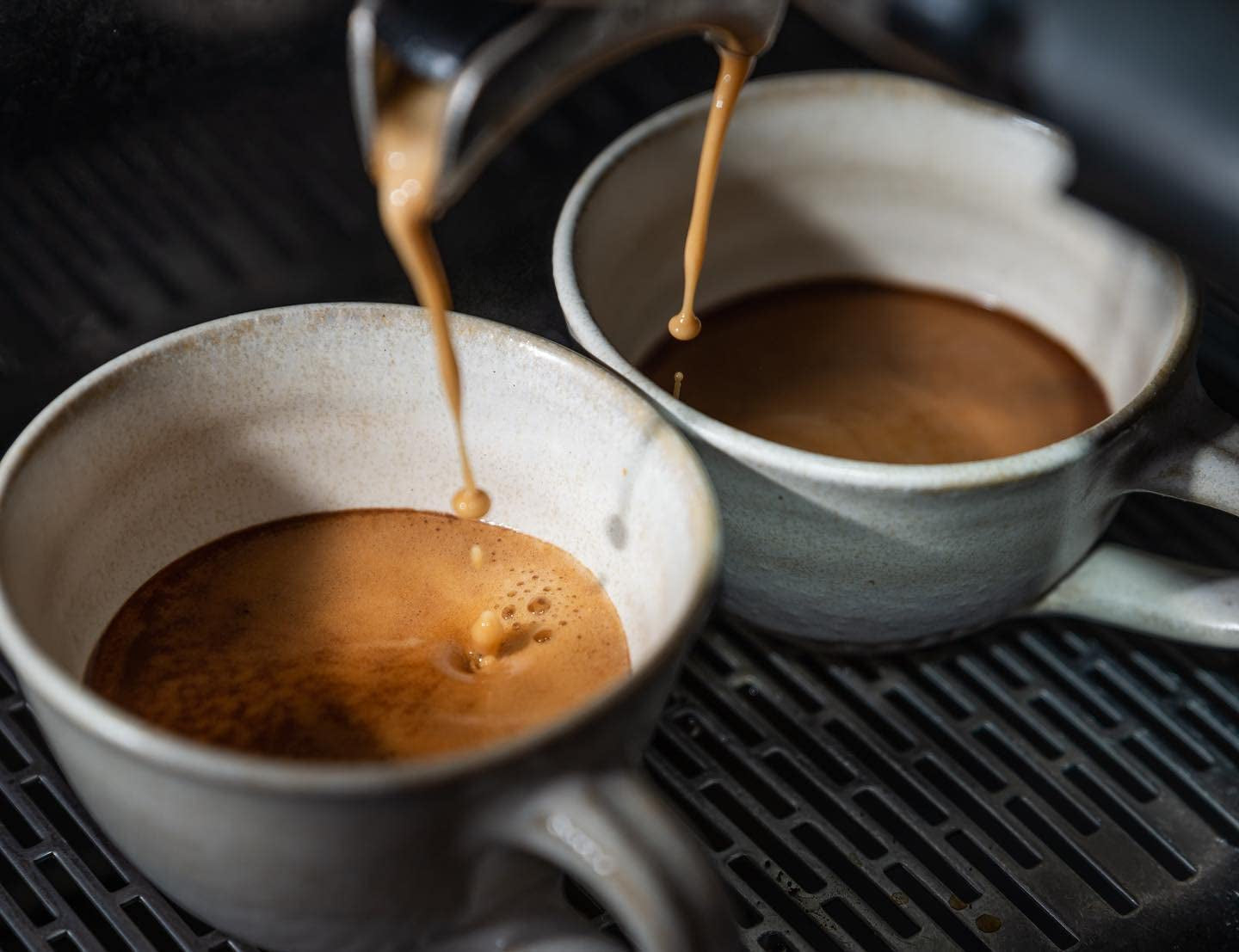 Espresso N°10 di Coffee858 - Miscela di caffè espresso forte e speziata, composta da 70% di chicchi di Arabica del Brasile e 30% di Robusta (1000 g)