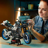 LEGO Technic 42159 Kit modello di motocicletta Yamaha MT-10 SP per adulti, modello autentico di veicolo con motore a 4 cilindri, sterzo funzionale e app AR, regalo per uomini e donne, kit di costruzione Besuche den LEGO-Store