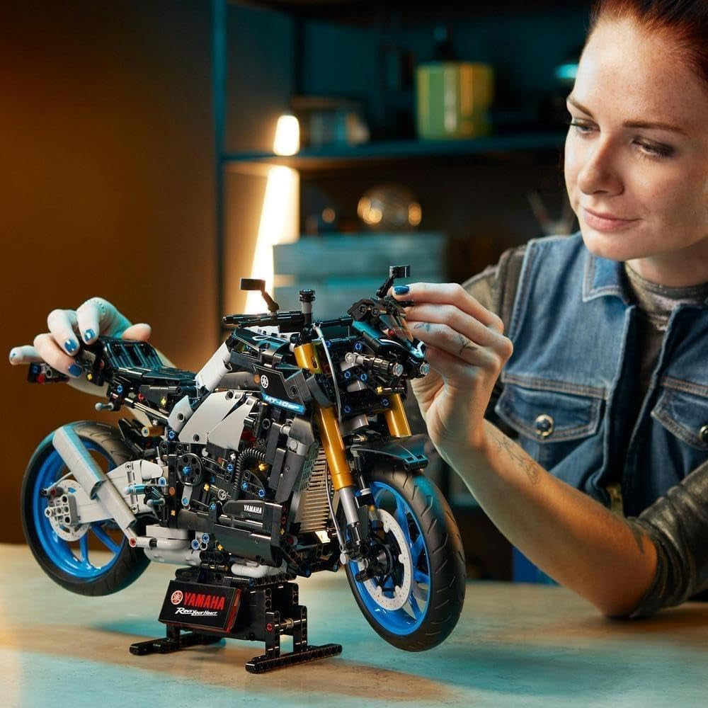 LEGO Technic 42159 Kit modello di motocicletta Yamaha MT-10 SP per adulti, modello autentico di veicolo con motore a 4 cilindri, sterzo funzionale e app AR, regalo per uomini e donne, kit di costruzione Besuche den LEGO-Store