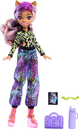 Monster High Scare Adise Island Clawdeen Wolf bambola con costume da bagno, pantaloni da jogging e accessori da spiaggia come visiera, borraccia e libro
