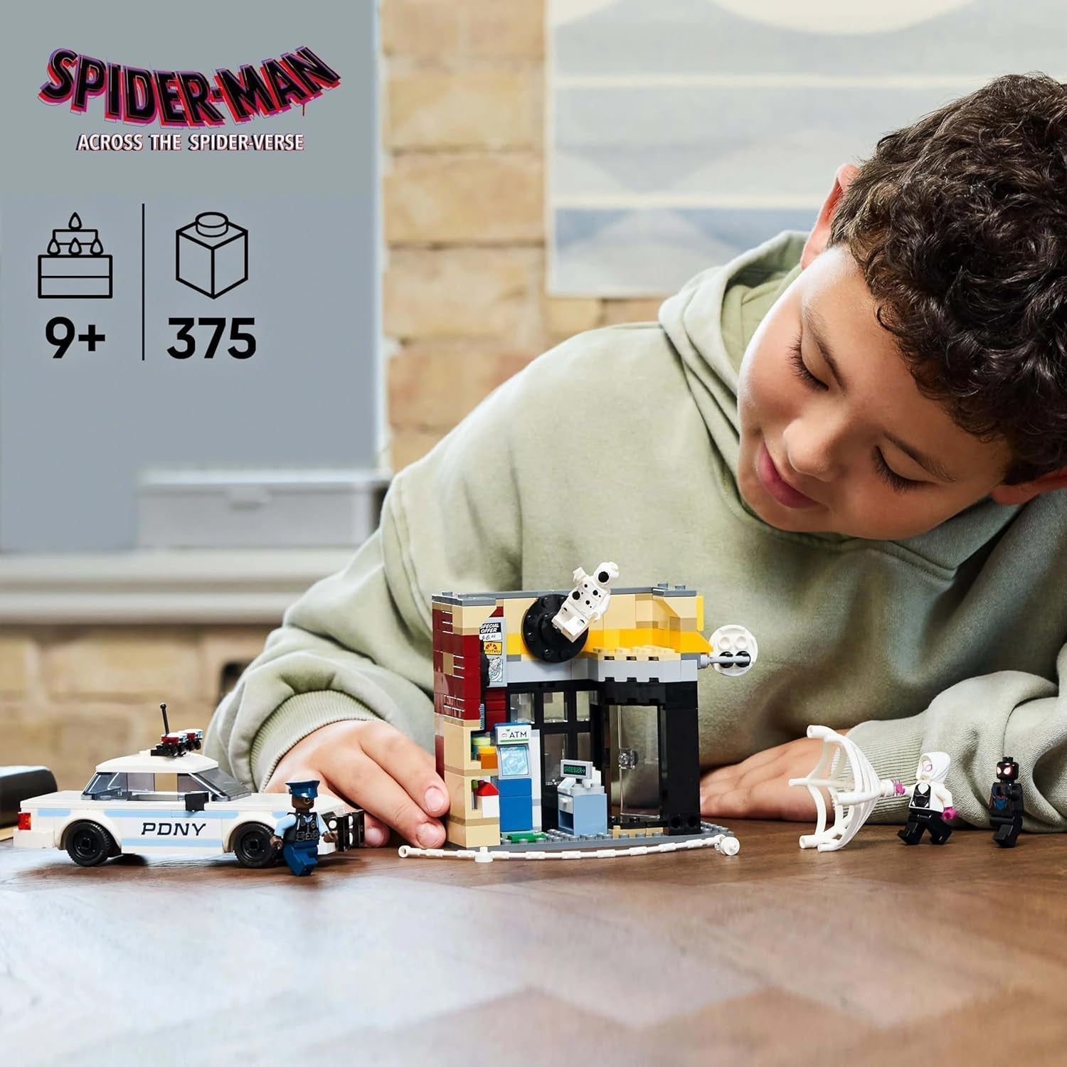 LEGO Marvel Spider-Verse: Miles Morales vs. Spot - Set da gioco supereroe con macchinina - 4 minifigure e minimarket - Regalo per ragazzi e ragazze dai 9 anni in su 76311 Set da costruzione Besuche den LEGO-Store