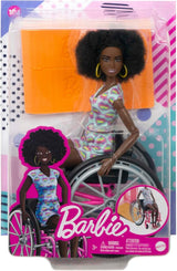 Barbie Fashionistas Capelli neri Tuta colorata Rampa per sedia a rotelle Bambola per sedia a rotelle inclusa Giocattolo regalo per bambini Età 3+ HJT14