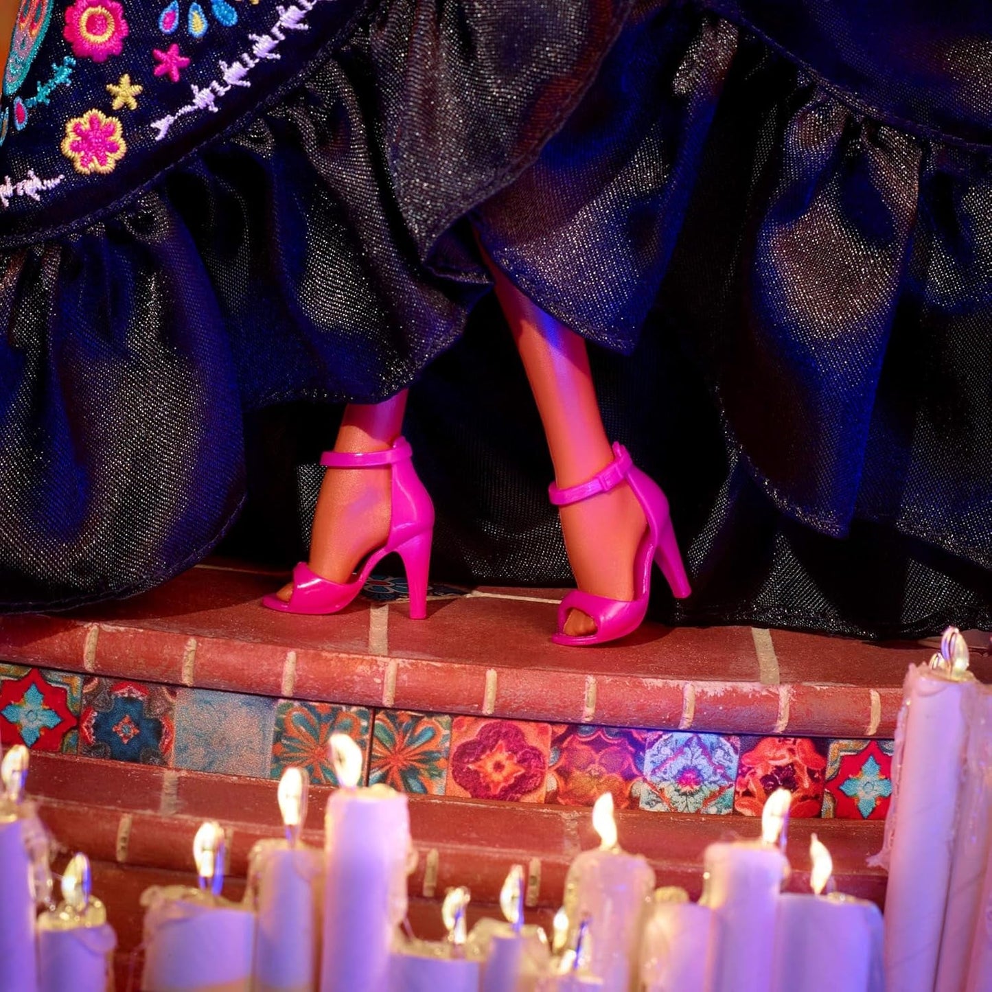 Barbie Signature Doll, Día De Muertos 2024 Figura da collezione in abito nero e top blu con volant, stampa ricamata e accessori colorati, HRM72