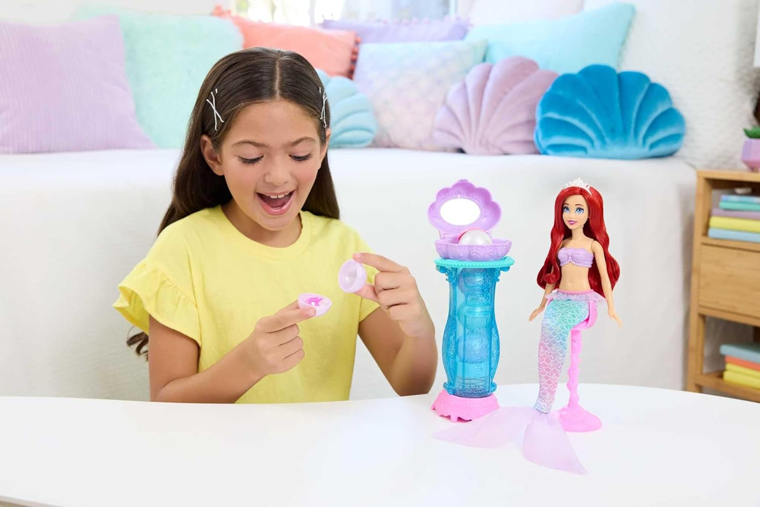 Mattel Disney Princess Toys, bambola per il trucco Sirena Arielle alla moda con coda staccabile, tavolino per il trucco con 5 sorprese pop-up ripetibili e 5 accessori, JBF86 Naty Shop Dolls