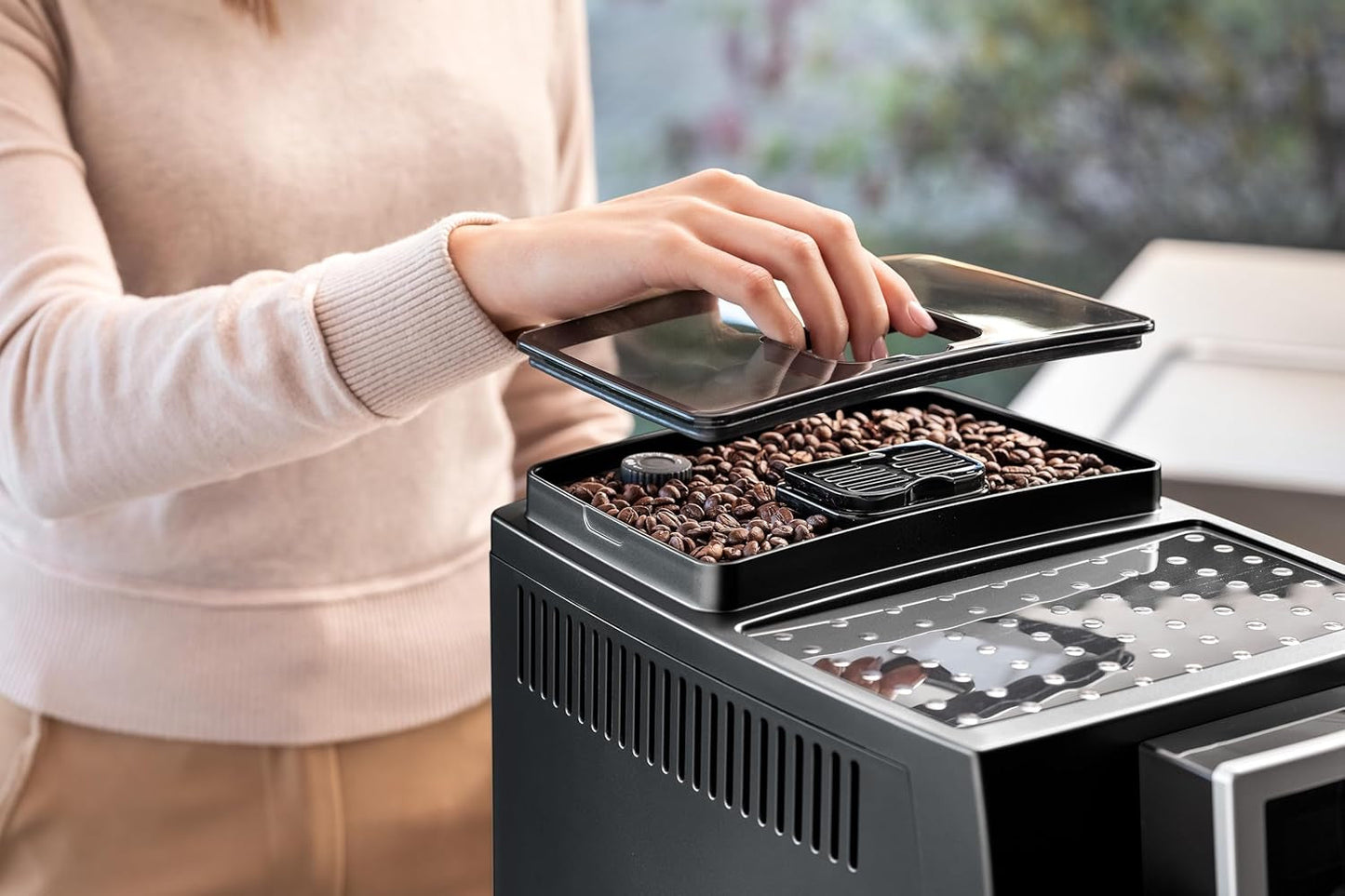 De'Longhi Magnifica S Smart ECAM 230.13.B Macchina per caffè espresso completamente automatica con montalatte per cappuccino, espresso, caffè e caffè lungo, pulsanti di selezione diretta e manopola di controllo, funzione 2 tazze, nero