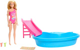 Bambola Barbie e accessori - piscina con scivolo e accessori per ore di divertimento al sole, costume da bagno rosa con design tropicale, per bambini dai 3 anni in su, HRJ74
