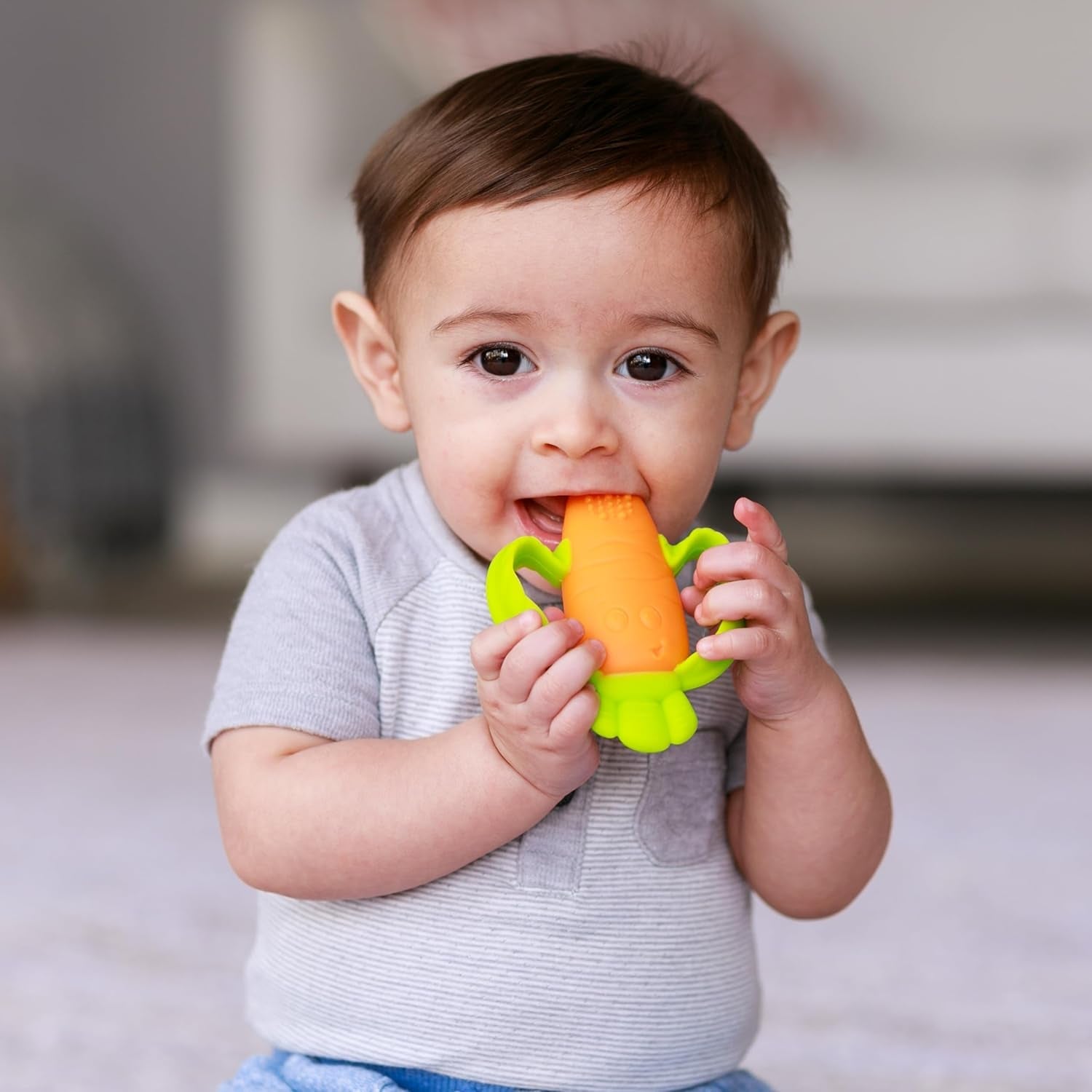 Infantino Lil' Nibbles, Massaggiagengive in silicone strutturato, Giocattolo massaggiagengive per neonati senza BPA, Morbido, facile da tenere, Stimolazione sensoriale per neonati, Carota