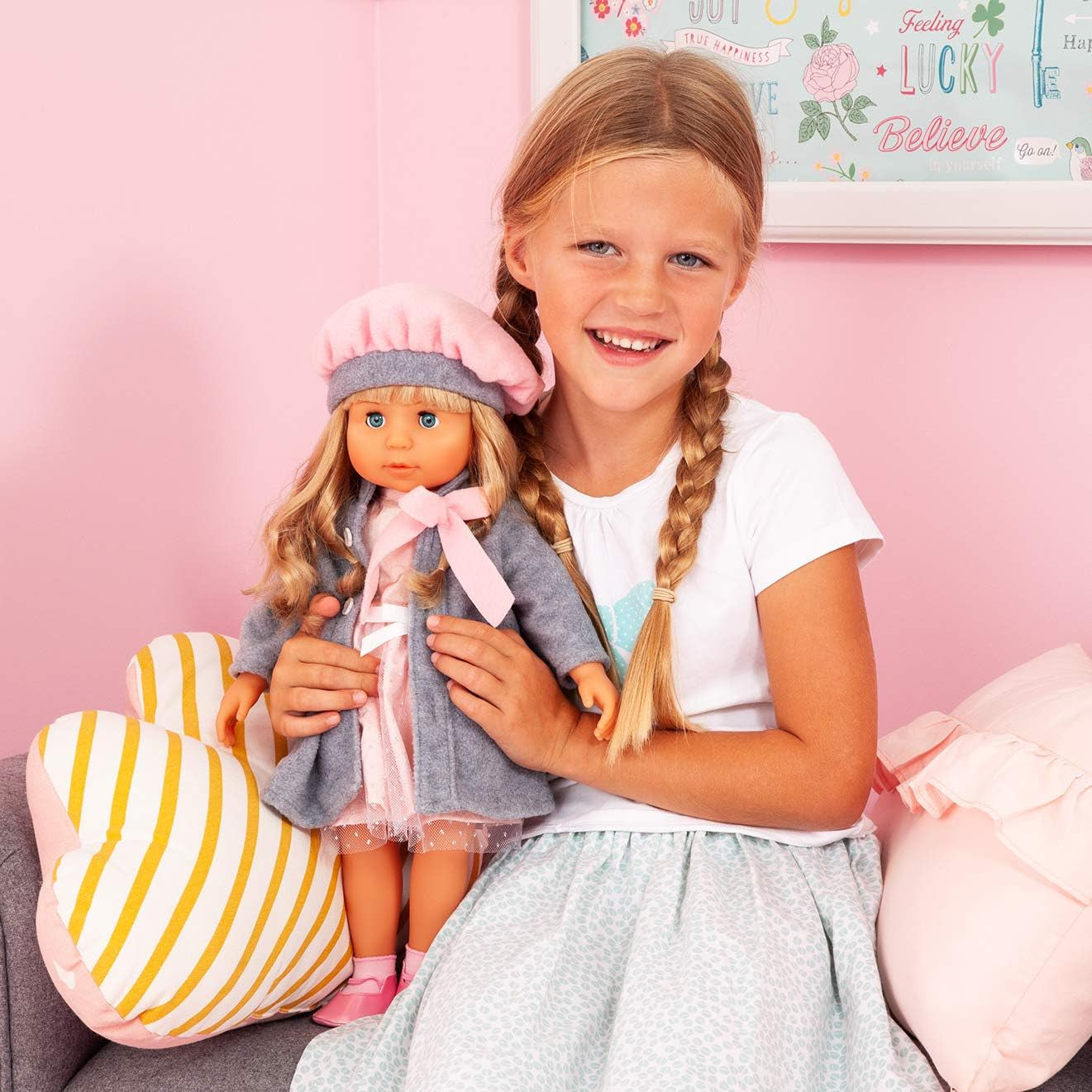 Bayer Design 94635AX Charlene bambola funzionale con capelli e occhi assonnati, parla e canta 90 frasi, 2 poesie e 8 canzoni, 46 cm, bambola multiaccessorio, 1,30 kg, rosa, grigio