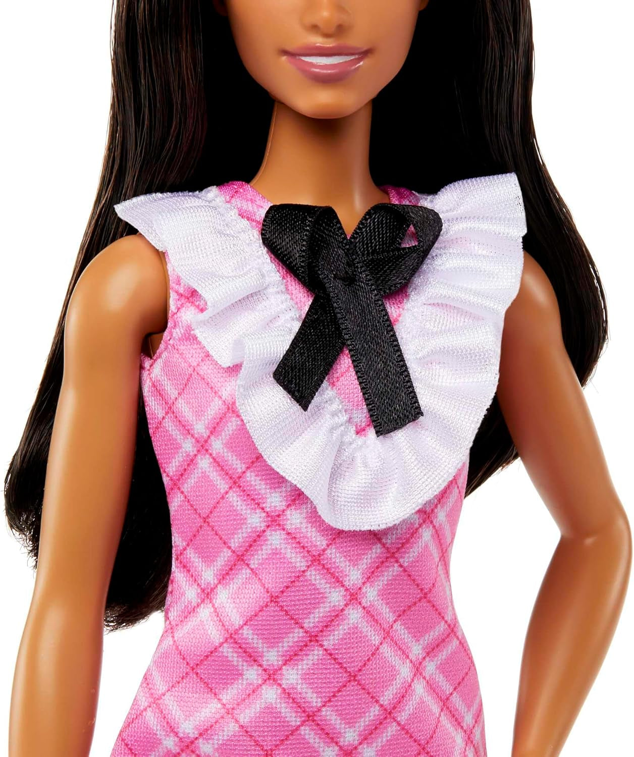 Barbie Fashionistas, bambola con capelli neri e cerchietto di perle, indossa un vestito scozzese rosa con fiocco nero e colletto arricciato, per bambini dai 3 anni in su HJT06