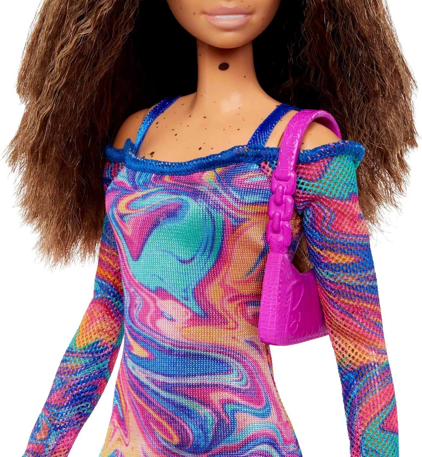 Bambola Barbie Fashionistas n. 206 - Capelli ondulati e lentiggini - Abito moderno in marmo arcobaleno, borsa a tracolla e scarpe verdi - Da 3 anni in su, HJT03