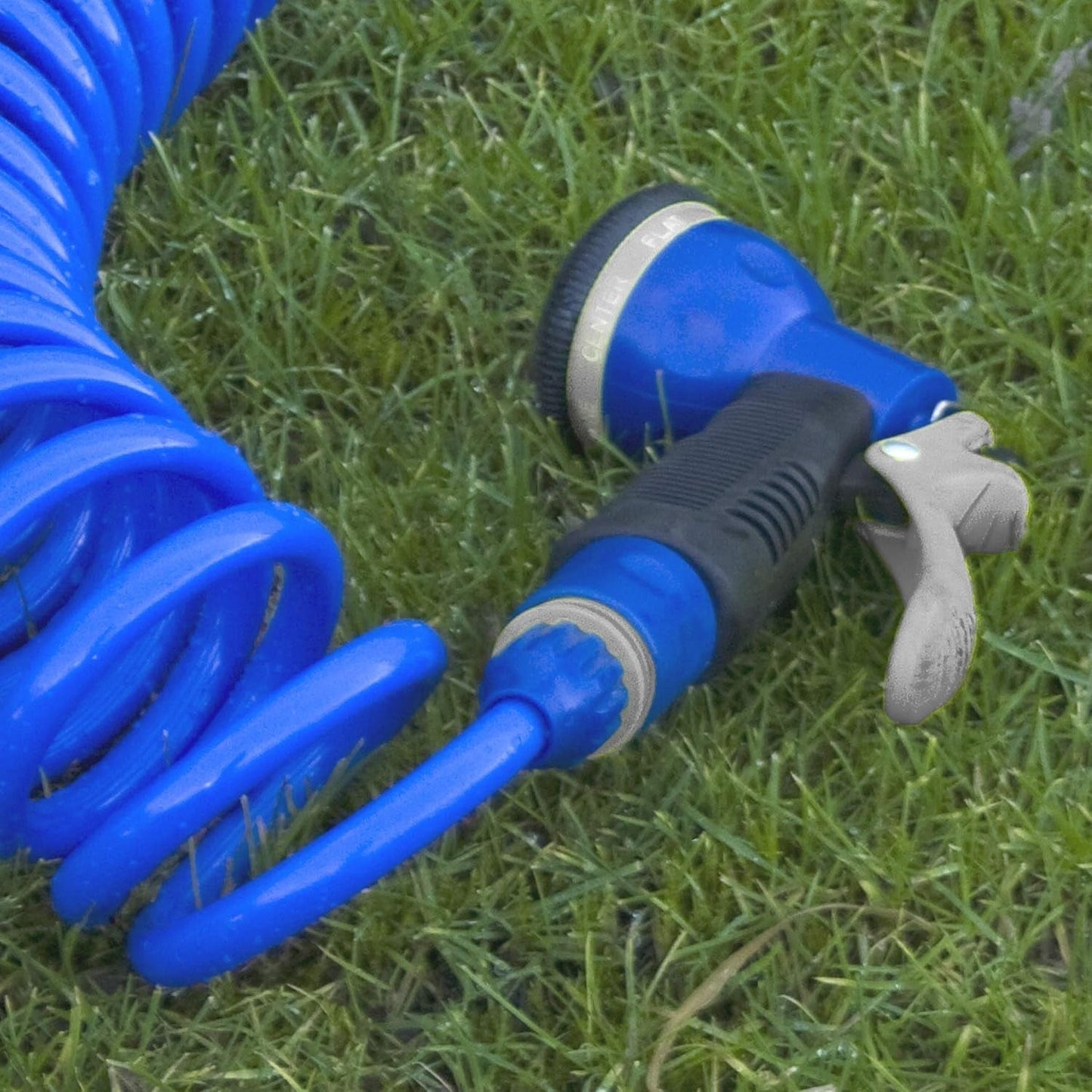 Set tubo spiralato TATAY 10 m con accessori in plastica con protezione UV, ideale per terrazze e piccoli giardini.