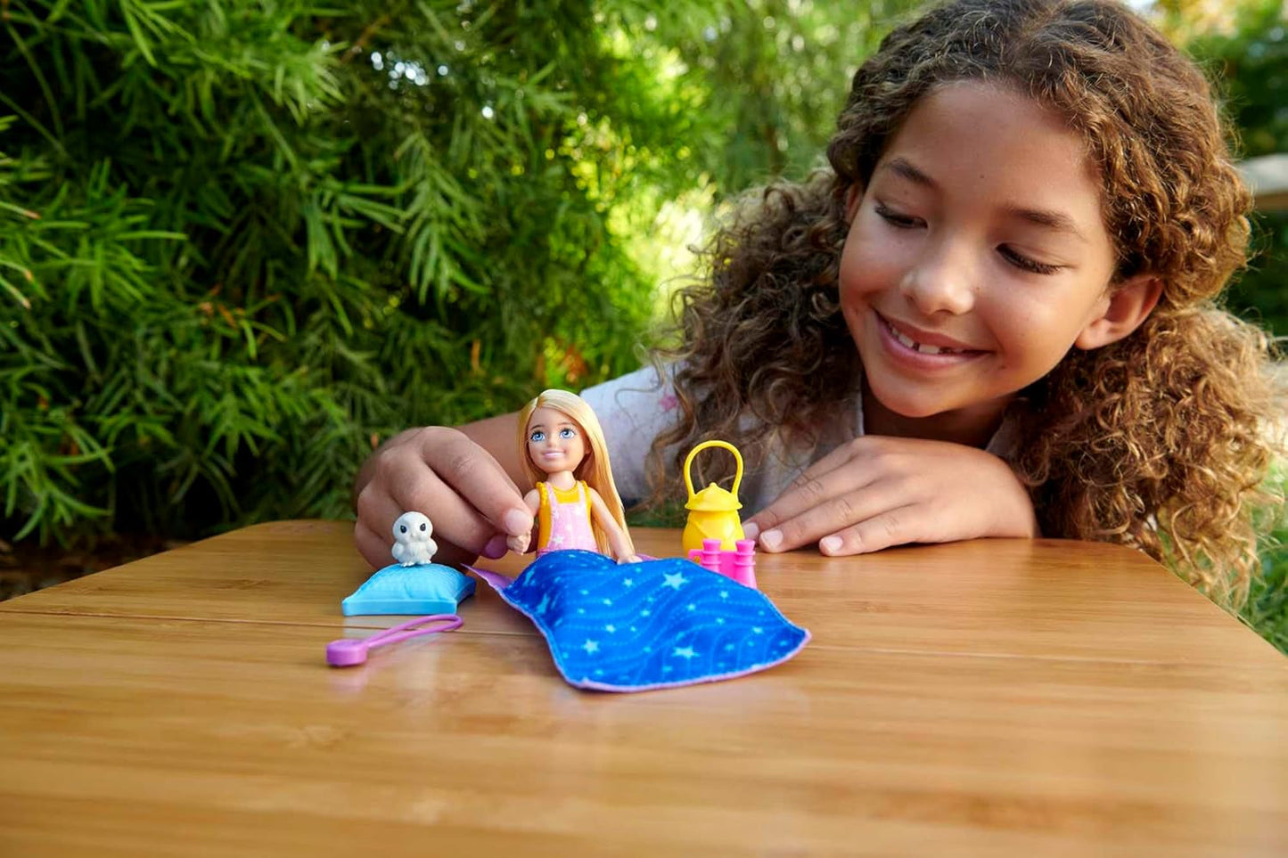 Serie Barbie Chelsea, bambola Chelsea da campeggio con capelli biondi, gufo, sacco a pelo, cuscino, torcia elettrica, binocolo, accessori da campeggio, regalo per bambini, giocattolo da 3 anni in su, HDF77