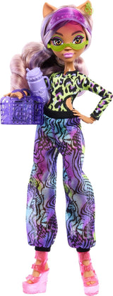 Monster High Scare Adise Island Clawdeen Wolf bambola con costume da bagno, pantaloni da jogging e accessori da spiaggia come visiera, borraccia e libro