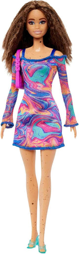 Bambola Barbie Fashionistas n. 206 - Capelli ondulati e lentiggini - Abito moderno in marmo arcobaleno, borsa a tracolla e scarpe verdi - Da 3 anni in su, HJT03