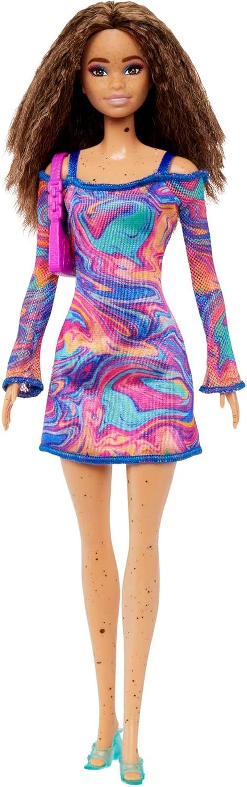 Bambola Barbie Fashionistas n. 206 - Capelli ondulati e lentiggini - Abito moderno in marmo arcobaleno, borsa a tracolla e scarpe verdi - Da 3 anni in su, HJT03