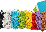 Set creativo LEGO Classic per costruire e giocare - set con mattoncini colorati - costruisci una casa, un cane, una macchina divertente, una tastiera di pianoforte e un arcobaleno - set artigianale per ragazzi e ragazze a partire da 5 anni Set di costruzione Besuche den LEGO-Store