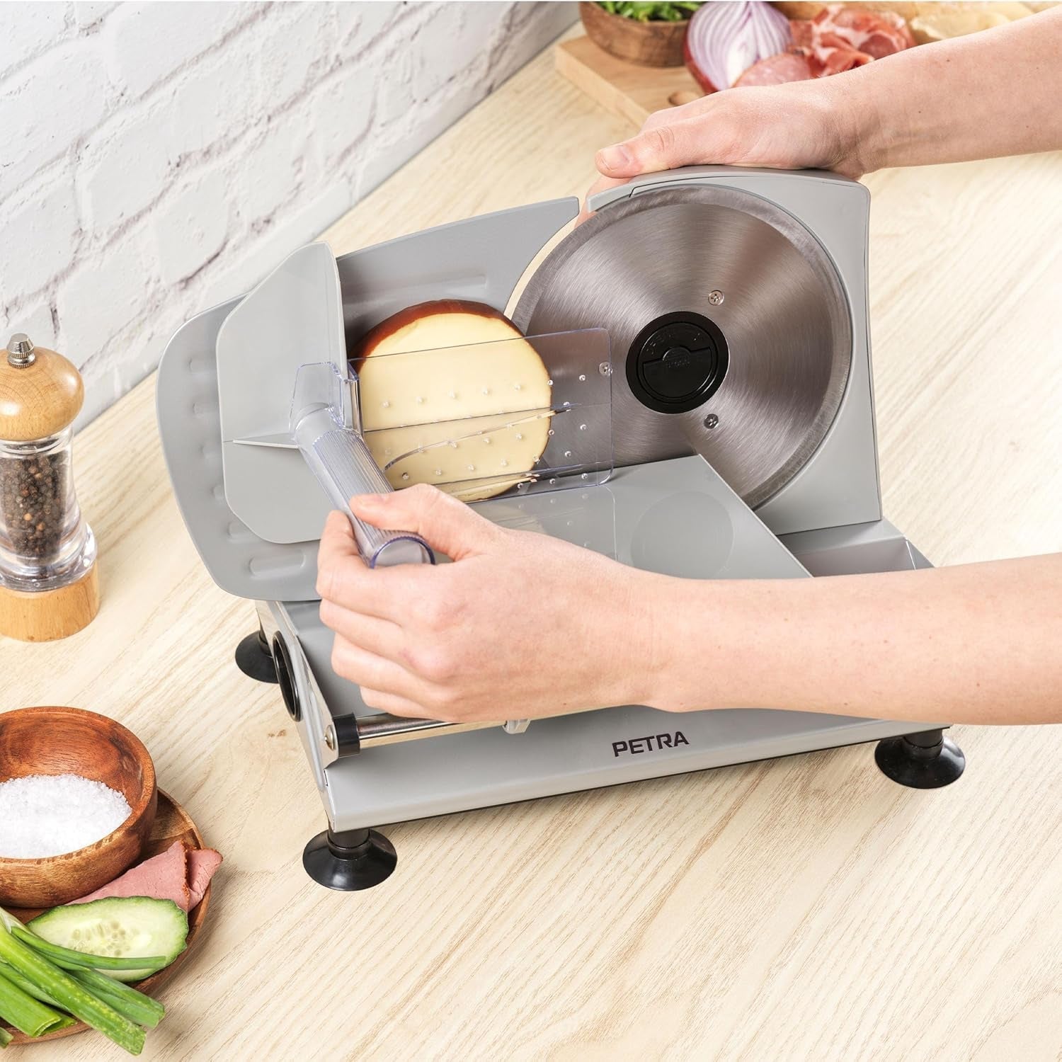 Petra PT4636VDE Affettatrice elettrica multifunzione, spessore di taglio 1-15Mm, 3 lame lisce in acciaio inox Trituratori e Affettatrici Naty Shop