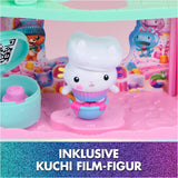 DREAMWORKS GABBY'S DOLLS HOUSE: THE MOVIE - Sala del portale La cucina cosparsa di zucchero di Kuchi con personaggio e accessori, dai 3 anni in su