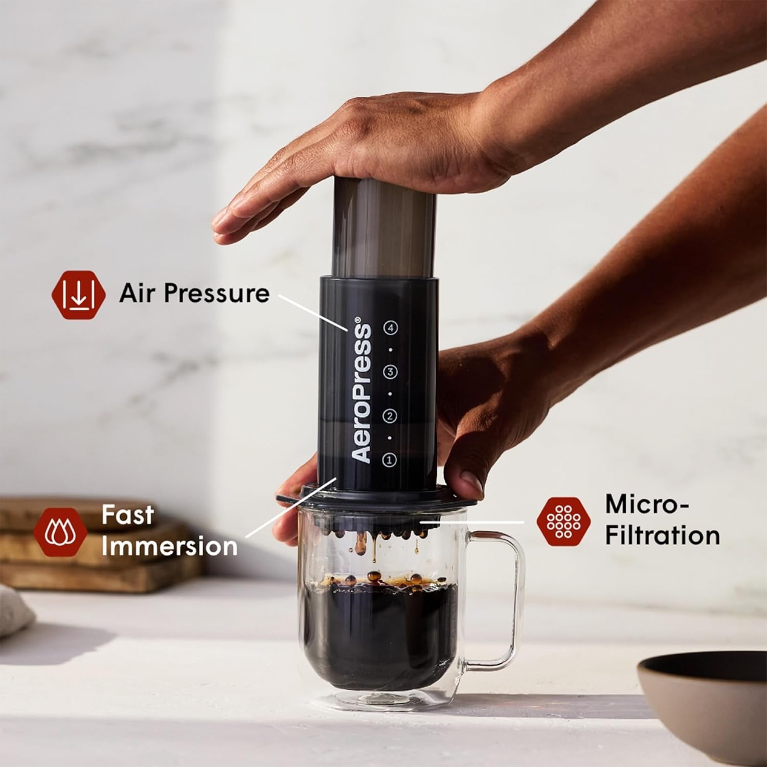 AeroPress Macchina per caffè ed espresso Originale, Caffettiera Portatile Livello Barista con Camera, Stantuffo e Filtri, Macchina per Caffè Rapido ed Espresso