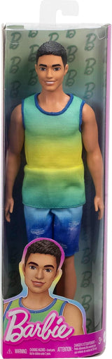 Ken Barbie Fashionistas bambola n. 236 con capelli neri, canotta verde acqua sfumata, shorts in denim e scarpe da ginnastica argentate, HYV00