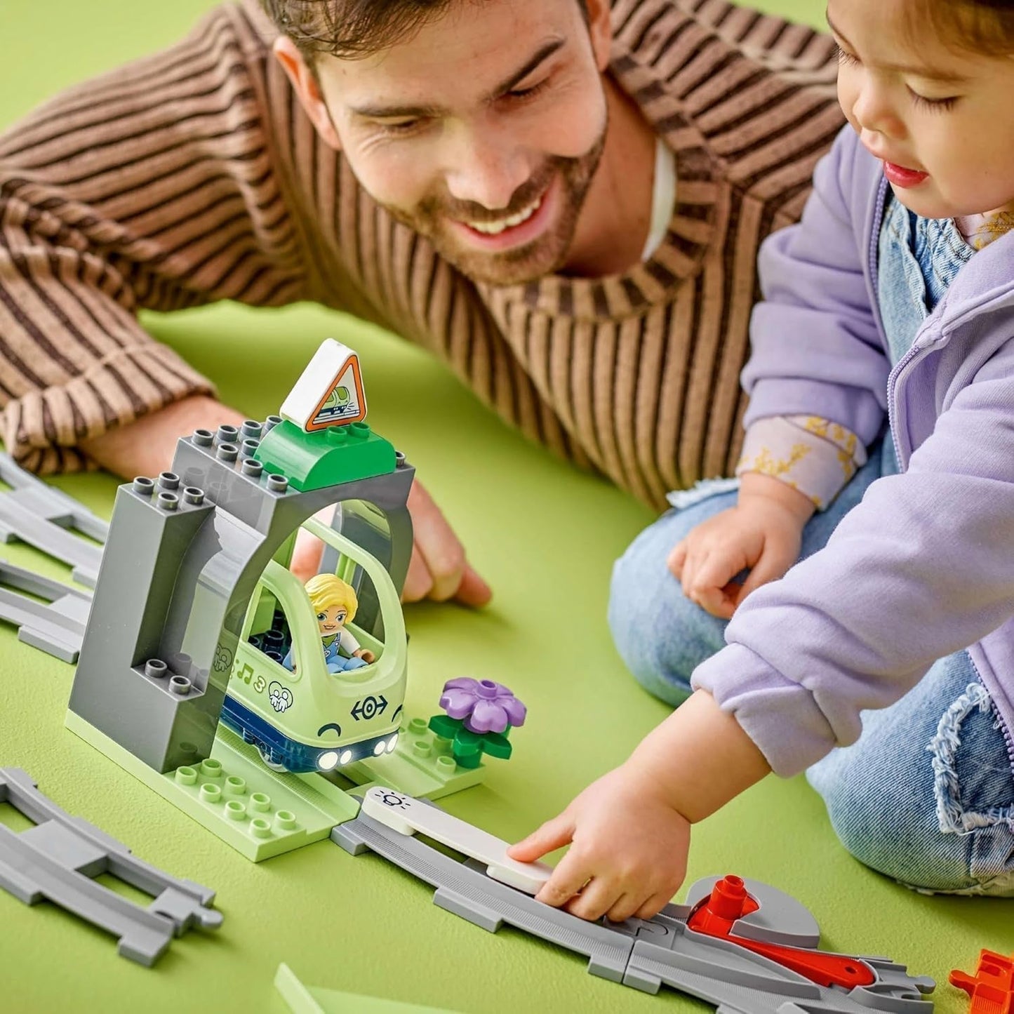 Tunnel e binari ferroviari LEGO DUPLO Town - Set di espansione, regalo per i più piccoli, incoraggia la destrezza, set da gioco per gli appassionati di veicoli di 2 anni, giocattolo didattico creativo 10425 Set di costruzione Besuche den LEGO-Store