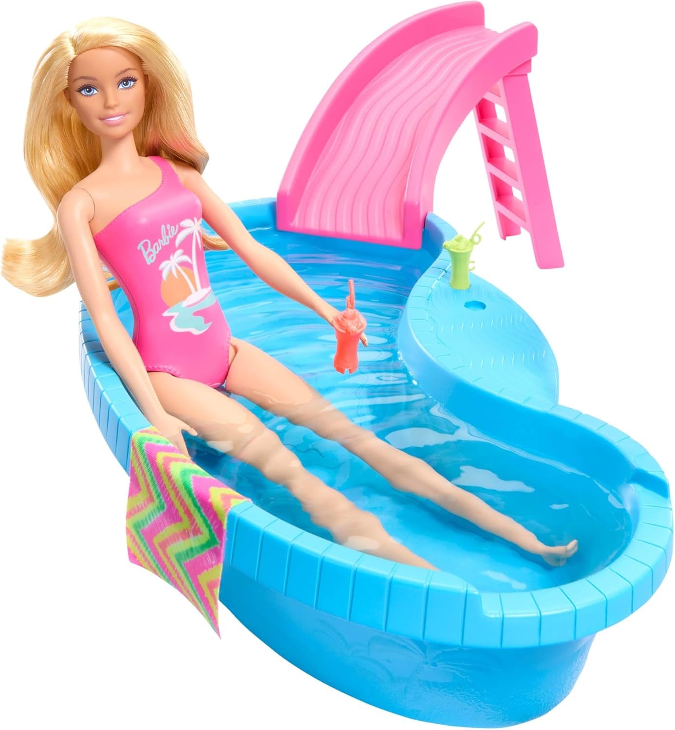 Bambola Barbie e accessori - piscina con scivolo e accessori per ore di divertimento al sole, costume da bagno rosa con design tropicale, per bambini dai 3 anni in su, HRJ74