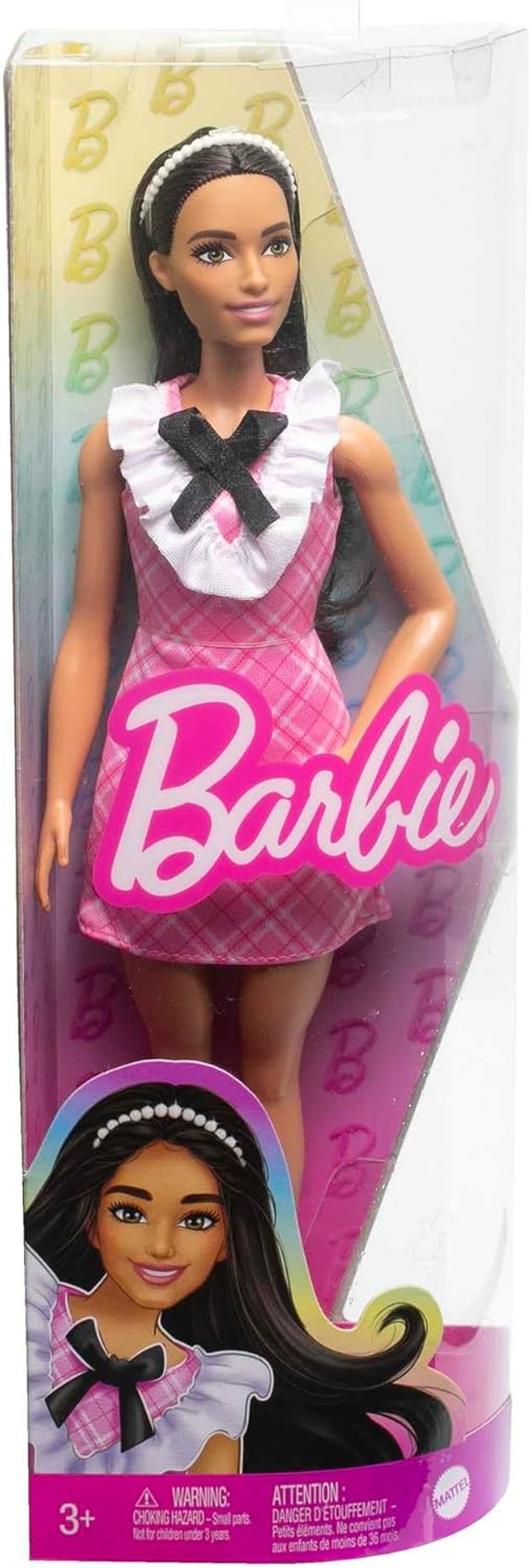 Barbie Fashionistas, bambola con capelli neri e cerchietto di perle, indossa un vestito scozzese rosa con fiocco nero e colletto arricciato, per bambini dai 3 anni in su HJT06