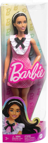 Barbie Fashionistas, bambola con capelli neri e cerchietto di perle, indossa un vestito scozzese rosa con fiocco nero e colletto arricciato, per bambini dai 3 anni in su HJT06