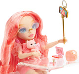 Bambola di Alta Moda Arcobaleno - Pinkly Paige - Bambola alla moda rosa con abito alla moda - con occhiali e oltre 10 accessori di gioco colorati - Ideale per bambini di 4-12 anni e collezionisti