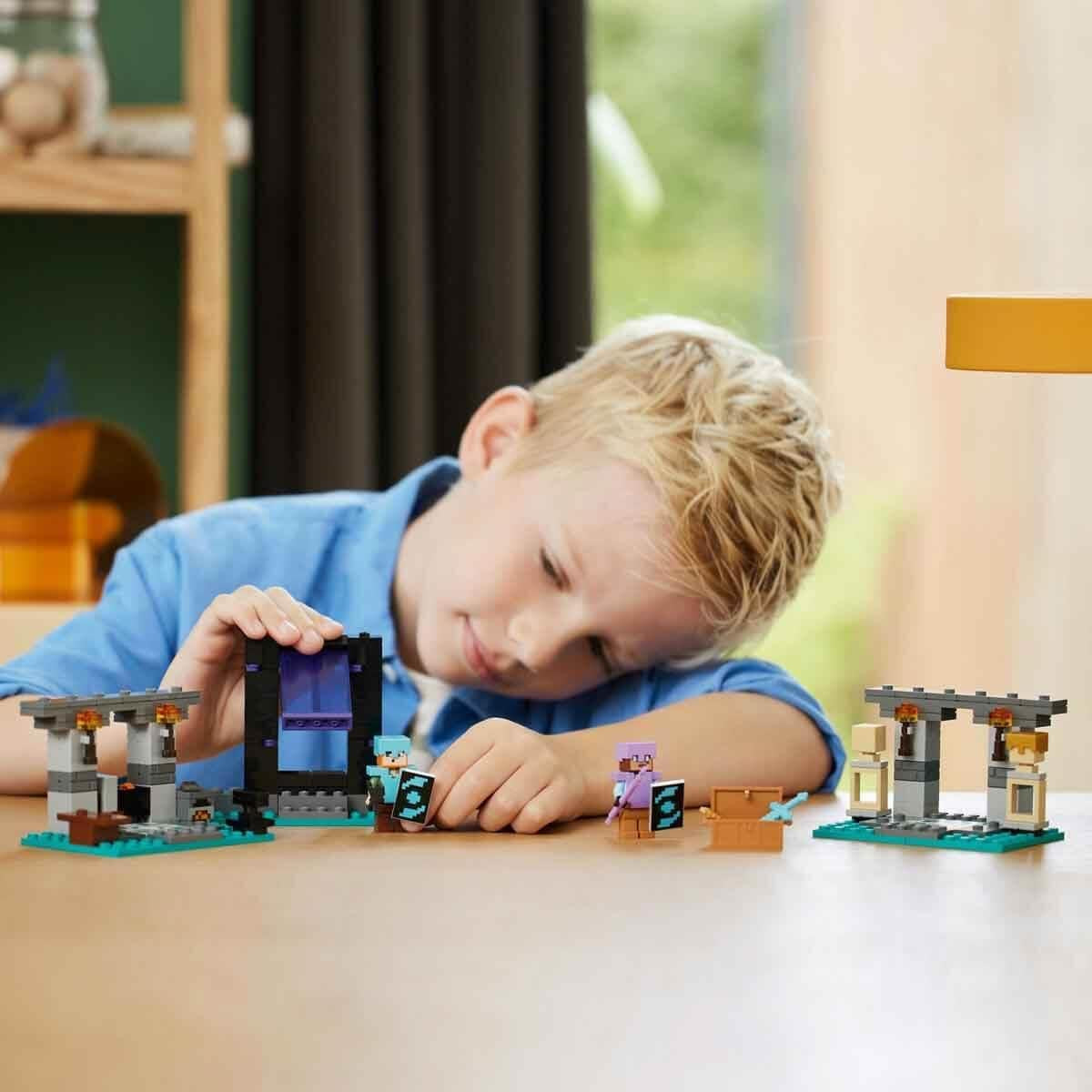 LEGO Minecraft L'Armeria Playset con personaggi degli eroi, armi giocattolo e personaggio di Alex, giocattolo d'azione per ragazzi e ragazze, regalo per giocatori e bambini di 7 anni 21252 Set da costruzione Besuche den LEGO-Store