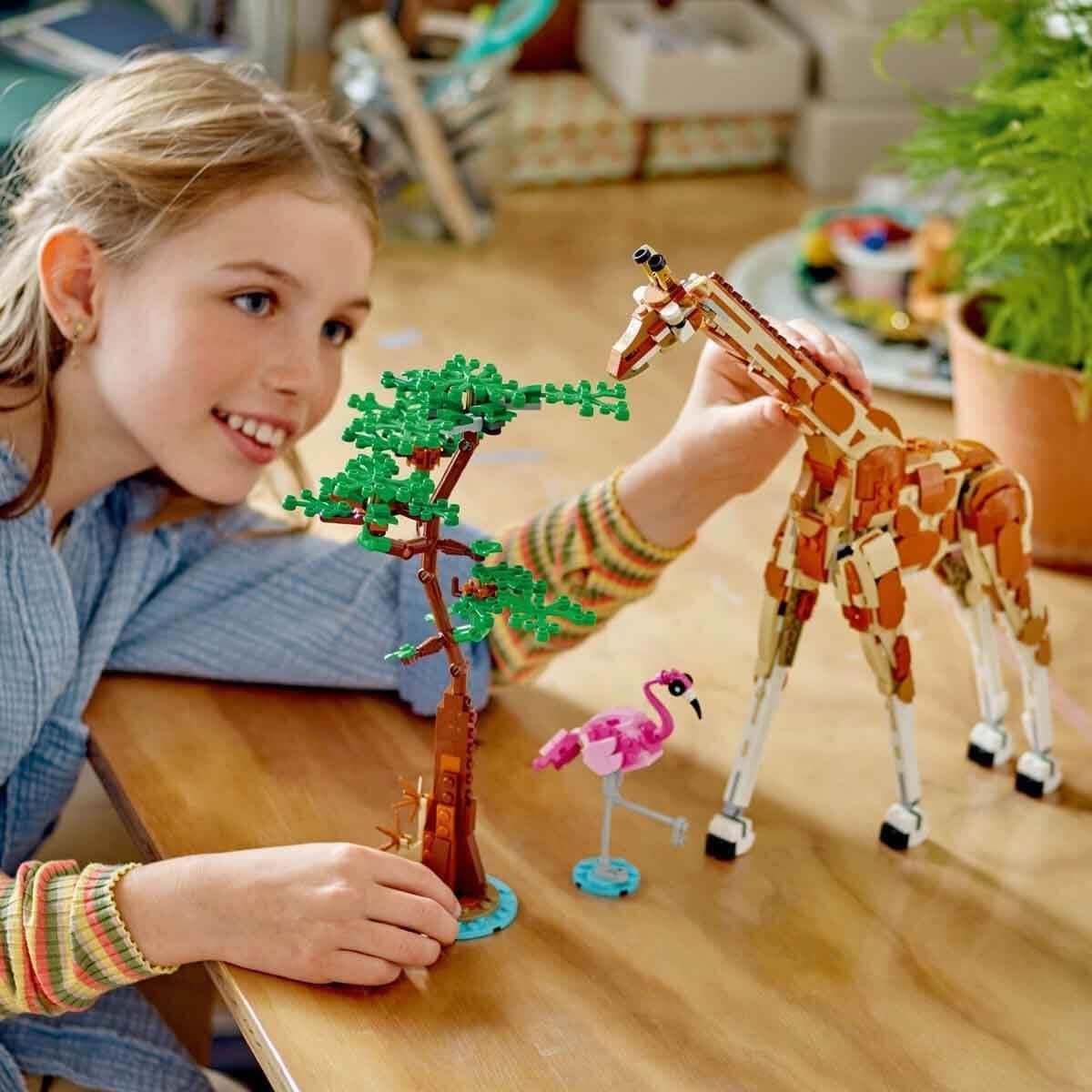 LEGO Creator 3In1 Animal Safari, set creativo con personaggi di animali, 3 opzioni di costruzione: giraffa, gazzella e leone giocattolo, animali giocattolo per ragazze e ragazzi, regalo naturale per bambini dai 9 anni in su 31150 Set da costruzione Beuche den LEGO-Store
