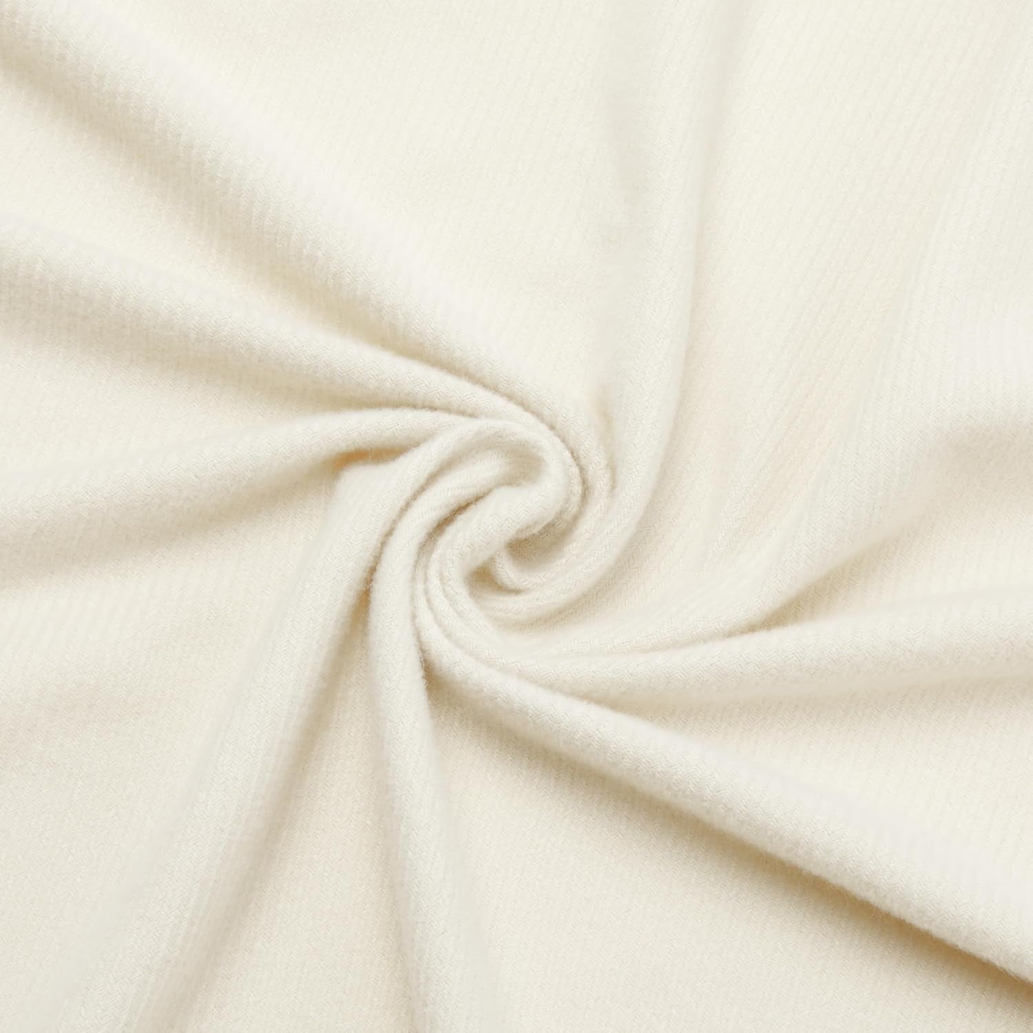 Coperta da tiro Amazon Basics, leggera, poliestere riciclato, coperta accogliente per l'arredamento della camera, 127 x 152 cm, bianco avorio con motivo blu Letti e coperte a quadri Besuche den Amazon Basics-Store