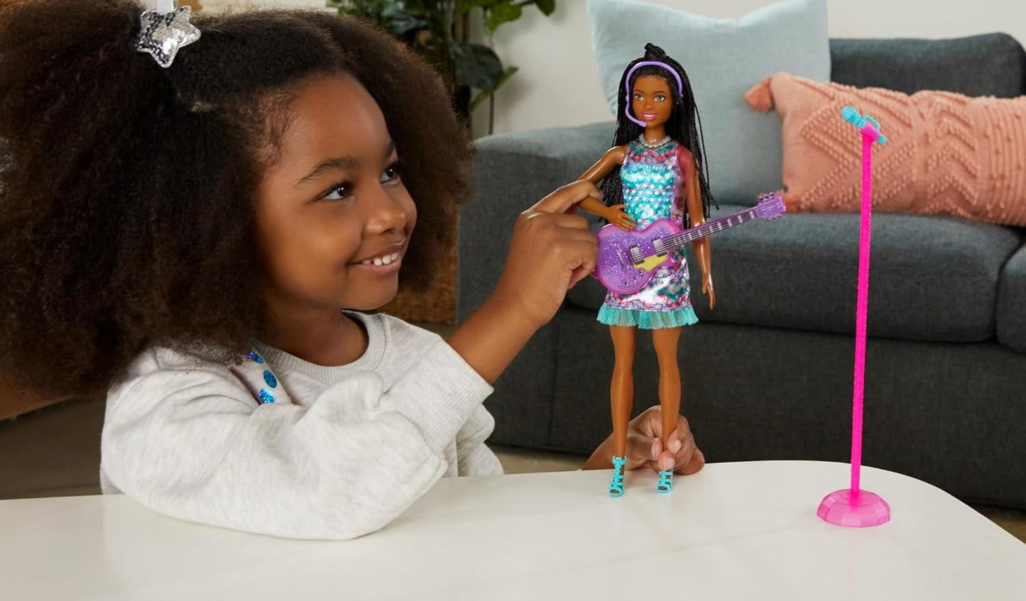 Barbie GYJ22 - Bühne frei für große Träume Brooklyn Puppe (ca. 30 cm, capelli castani) con melodie aus dem Film, luci, microfono e accessori, Geschenk für Kinder ab 3 Jahren