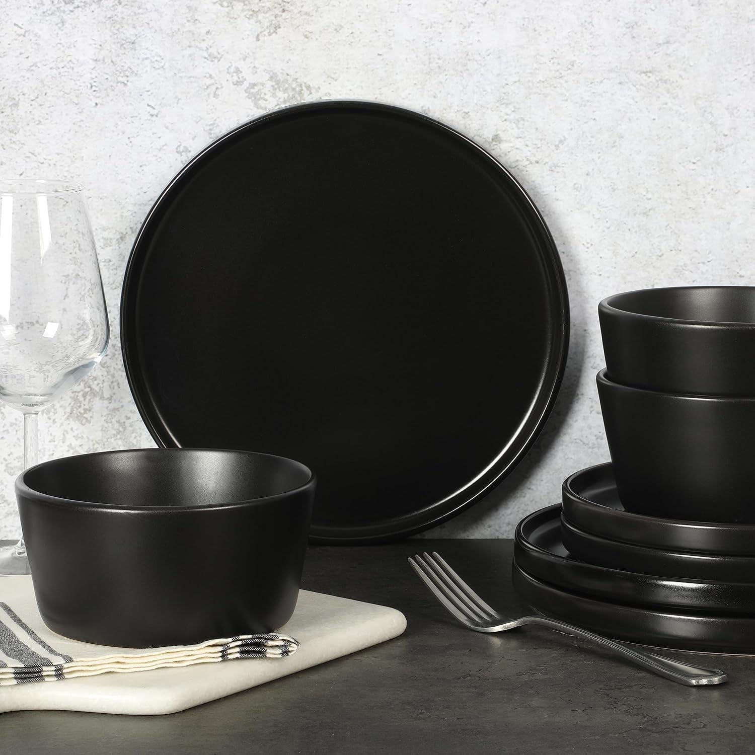 Set di stoviglie Bowery, 32 pezzi, nero opaco, gres, piatti, ciotole e tazze, per 8 persone