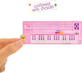 Rainbow High Junior High Rock Band - Amaya, Rainbow Colors - Bambola alla moda da 23 cm con tastiera, personalizzabile con adesivi, articolata, simpatico giocattolo per bambini dai 4 anni in su